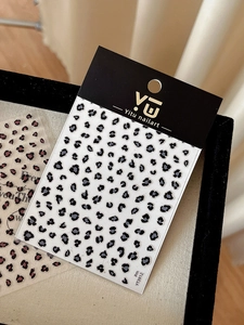 Détails d'autocollants pour ongles motif léopard noir et gris sur support cartonné