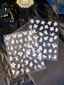 Détail d'autocollants pour ongles Halloween fantôme et citrouille sur fond noir texturé