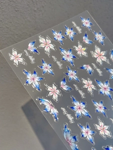 Gros plan de stickers à ongles fleurs bleues en relief 3D avec texte Happy Hour