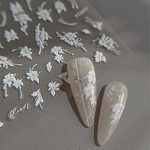 3D-geprägte weiße Blumen-Nagelaufkleber mit zarten floralen Mustern und selbstklebender Rückseite
