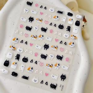 Stickers nail art thème chat avec cœurs et pattes sur un plateau en céramique blanc