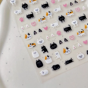 Stickers à ongles motif chat avec dessins de chatons noirs et blancs et cœurs roses