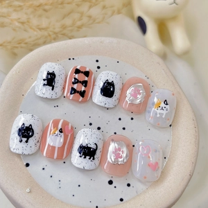 Set de faux ongles mignons thème chat avec pattes 3D et cœurs sur un plateau