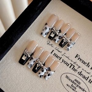 Faux ongles trapèze longs à motif léopard avec nœuds argentés et breloques de clé