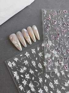 Autocollants nail art 3D en relief avec motifs floraux blancs et violet clair en détail