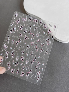 Détail de stickers nail art fleurs roses avec des pétales de fleurs peints en 3D