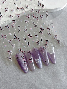 Détails macro des autocollants à ongles YT3878 avec motifs floraux violets et roses