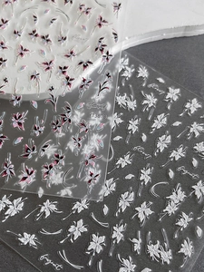 Gros plan détaillé des autocollants à ongles fleurs aquarelle 3D avec modèle YT3878