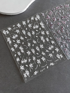 Vue détaillée des autocollants 3D à fleurs avec pétales métalliques blancs et violets