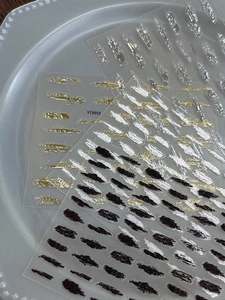 Detaillierte 3D-Relief-Nagelaufkleber mit metallischen Gold- und Silber-Abstraktmustern