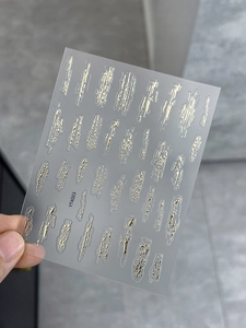 Nahaufnahme goldener Relief-Nagelaufkleber mit strukturierter Metallic-Pinselstrich-Optik