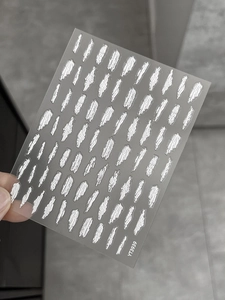 Makro-Detail von Nageltattoo YT3939 in Silber mit gebürsteter Metall-Textur Design