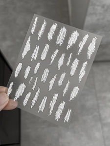 Detailansicht der silbernen 3D Metall Nageltattoos mit geprägter Pinselstrich Textur YT3936