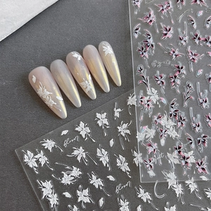 Stickers à ongles 5D avec fleurs blanches et papillons sur fond de pierre gris foncé