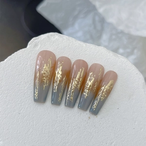 Rosa-blaue Verlaufsnägel in Sargform mit Goldfolien-Metallic-Textur für die Maniküre