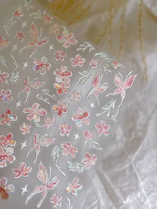 Dettaglio di adesivi 3D Secret Garden con farfalle rosa e fiori con glitter fini