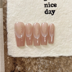 Unghie finte a ballerina con sfumatura rosa nude e punte bianche effetto cat eye