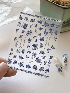Adesivi per unghie stile porcellana blu e bianca con motivi di fiori e farfalle