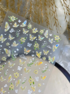 Macro-opname van laser holografische nagelstickers met vlinder en lelietjes-van-dalen