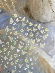 Detail van vlinder en lelietje-van-dalen nagelstickers met laser afwerking