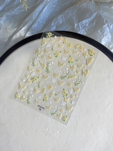 Macro-opname van gele vlinder en lelietje-van-dalen 3D-reliëf nagelkunst stickers