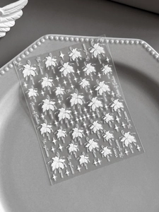 Détail d'autocollants 5D pour ongles fleurs blanches en relief et feuilles YT4061
