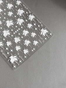 Détails macro des autocollants 3D blancs fleurs pour ongles YT4061 avec motifs étoilés
