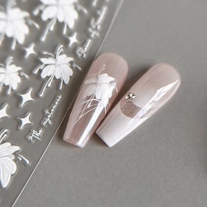 Autocollants 3D gaufrés blancs pour ongles avec fleurs et étoiles sur ongles élégants