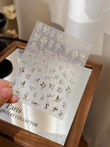 Gros plan d'autocollants pour ongles papillon YT4261 avec relief doré métallisé