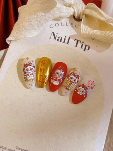 Detailansicht der Neujahrs-Nagelaufkleber mit Löwentanz-Motiv und Goldfolien-Verzierung