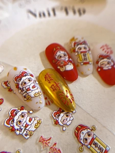 Makroansicht chinesischer Neujahrs-Nagelaufkleber mit Goldfolie und Glückssymbolen