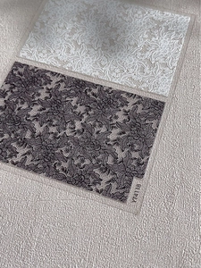 Detalle macro de pegatinas para uñas con encaje blanco y negro y relieve floral de lujo