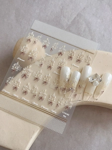 Autocollants de nail art détaillés montrant des nœuds dorés, bouquets et perles