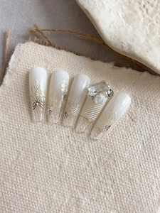 Détail de la rose 3D et des fleurs séchées sur des faux ongles dégradés de forme cercueil