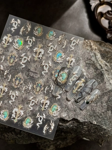 Detailansicht der 3D-Gothic-Schlangen-Nagelaufkleber mit Kreuz und silbernen Reliefmustern