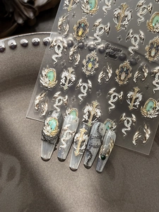 Makroaufnahme von Treasure Snake Nagelaufklebern mit Barock-Relief und metallischen Texturen