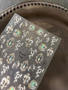 Makro-Detail von Treasure Snake Nagelaufklebern mit gotischem Muschel- und 3D-Reliefmuster