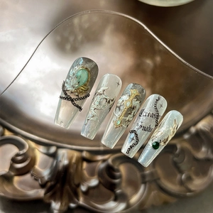 Gotisches Muschelglanz Nagel-Set mit Vintage Edelsteinen und Kreuz-Anhängern