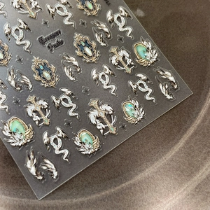 Barocke Gothic-Schlangen-Nagelaufkleber mit goldenen Reliefmuscheln und Smaragd-Edelsteinen