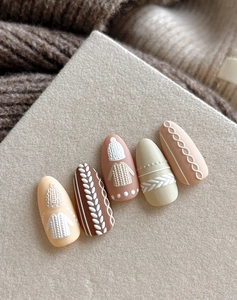 Vue macro de la texture 3D tricotée en relief sur des autocollants à ongles thème automne