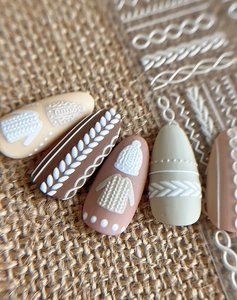 Vue macro détaillée d'autocollants 5D pour ongles avec texture tricot et mini bonnets