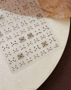 Dettaglio degli adesivi per unghie gatto carino YT4465 con occhi grandi su piatto crema