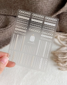 Vue détaillée des autocollants à ongles gaufrés 3D avec motifs de texture de tricot