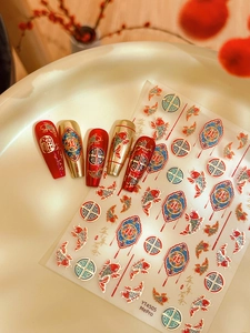 Detailansicht der Neujahrs-Nagelaufkleber mit goldenen Kois und roten Glückssymbolen