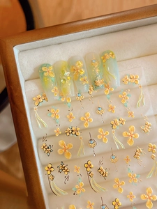 Adesivi per unghie in rilievo con fiori gialli e nappe dorate in stile cinese