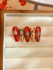 Makroansicht festlicher Nagelsticker mit Goldfischen und Glückssymbolen in Rot