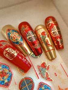 Makroaufnahme von roten und goldenen Koi-Fischnagelaufklebern mit traditionellem chinesischem Muster