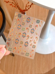 Details von traditionellen chinesischen Neujahrs-Nagelstickern mit goldenen Koi-Fischen