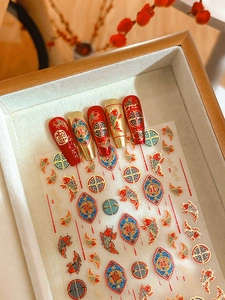 Details von chinesischen Neujahrs-Nagelstickern mit Goldfolie und Koi-Karpfen-Motiven