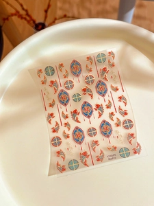 Detailansicht der Neujahrs-Nagelaufkleber mit Koi-Fischen und traditionellen Motiven
